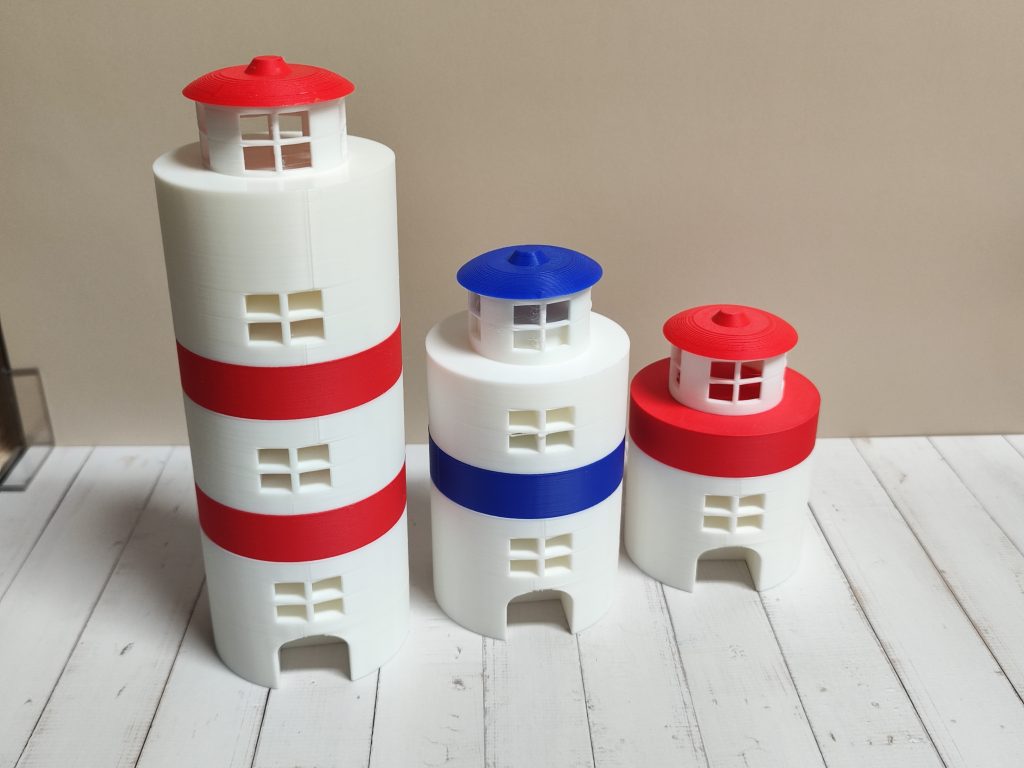 Drei modulare 3D-gedruckte Leuchttürme aus PLA in Weiß-Rot und Weiß-Blau